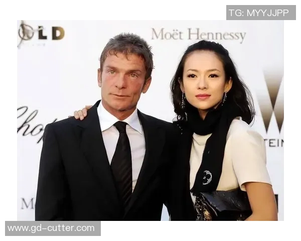 女性时尚与足球明星身材的完美结合展现运动魅力与优雅风范